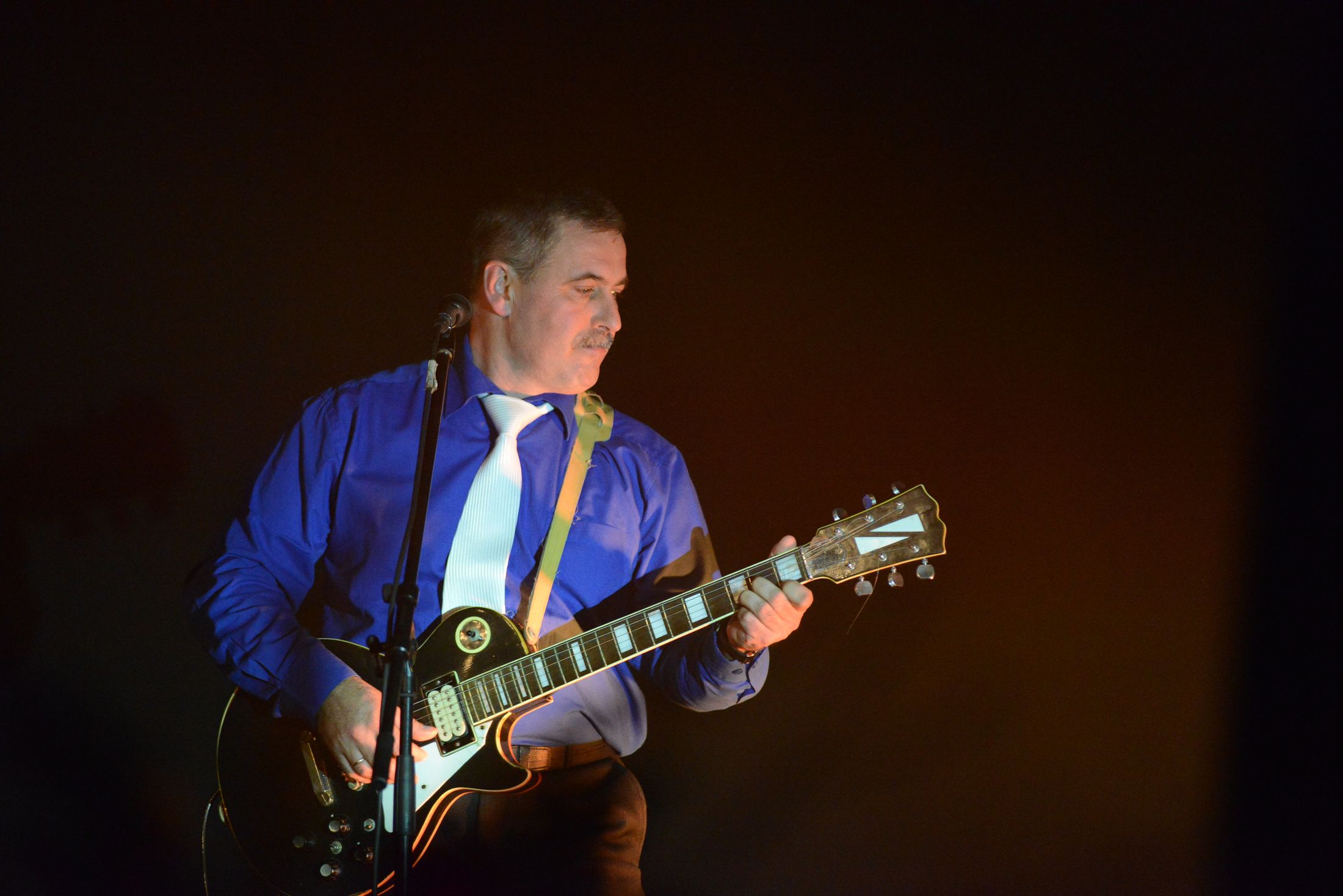 Gitarzysta zespołu WIZA podczas koncertu
