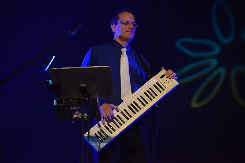 Muzyk WIZY przy instrumencie klawiszowym
